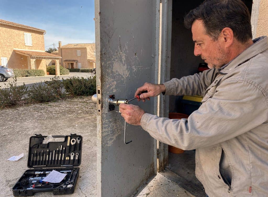 Serrurier à Perpignan utilisant outils pour changer ou réparer une serrure. Service fiable et rapide.